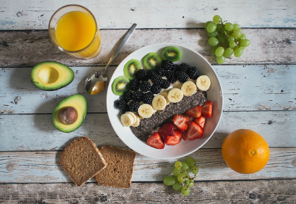 Ingredientes frescos y naturales en una mesa de cocina