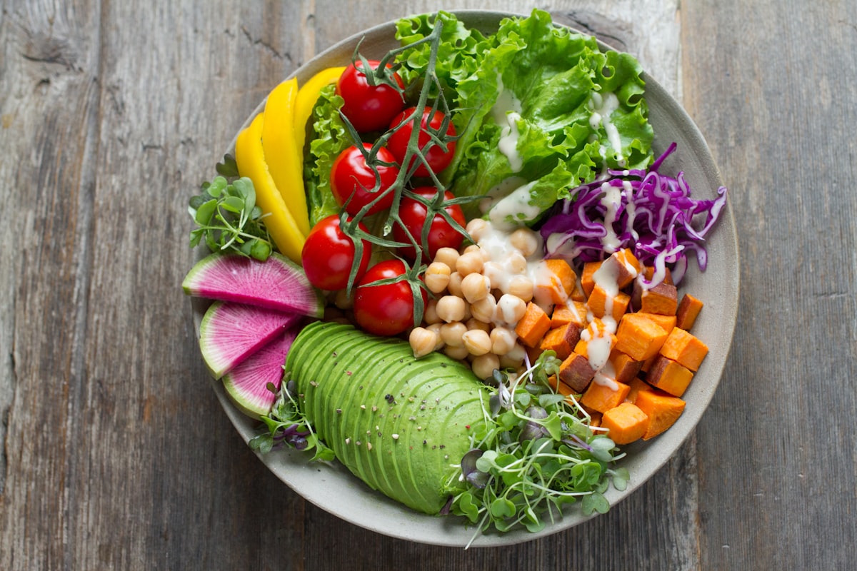Tazón de granos integrales con vegetales y proteína