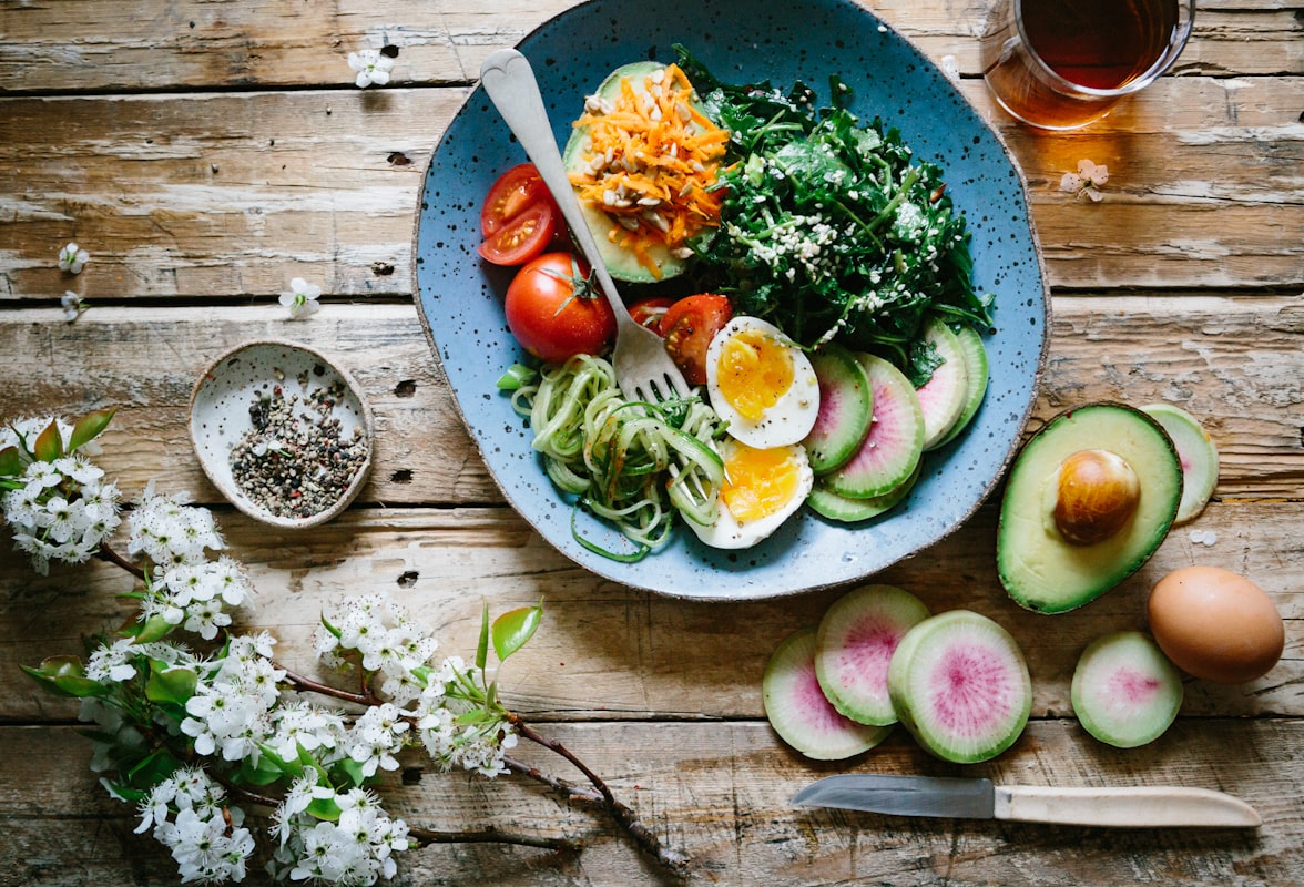 Desayuno con huevos, pan integral y frutas